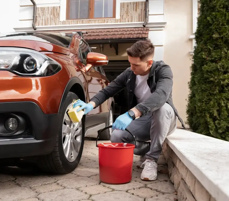 Lavage auto à domicile Livré-sur-Changeon : professionnel intervenant sur un véhicule